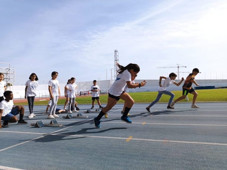 Unos 2.000 menores onubenses participan en el taller de atletismo y tiro con arco en un programa de la Diputación