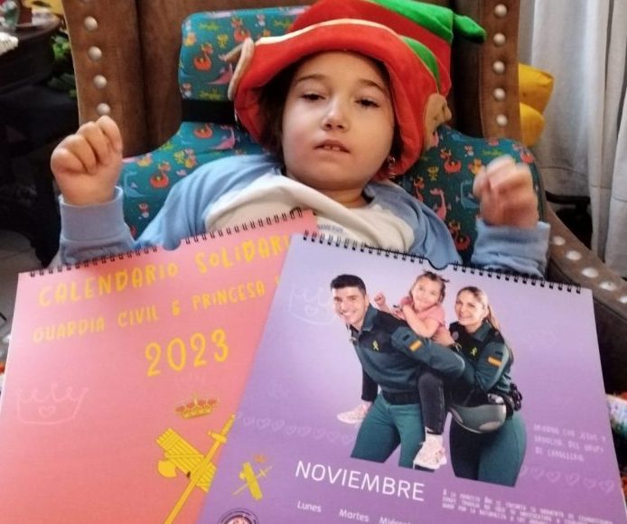 La Guardia Civil anima a los onubenses a adquirir el calendario por la Investigación del Síndrome de Rett que protagoniza Ariadna, una niña de Huelva