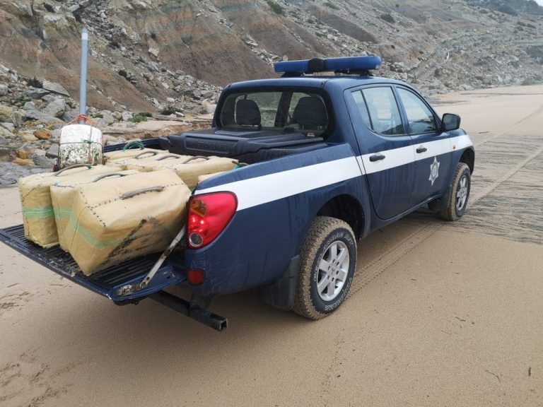 Recuperan casi 300 kilos de hachís en una playa del Algarve