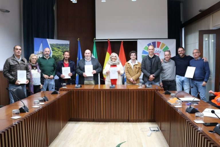 Cartaya firma el convenio para los empleados municipales 12 años después