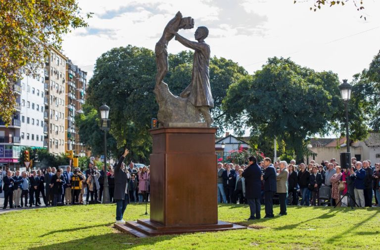 La Plaza Fray Genaro Prieto de Huelva luce el monumento homenaje al escultor ayamontino Antonio León Ortega