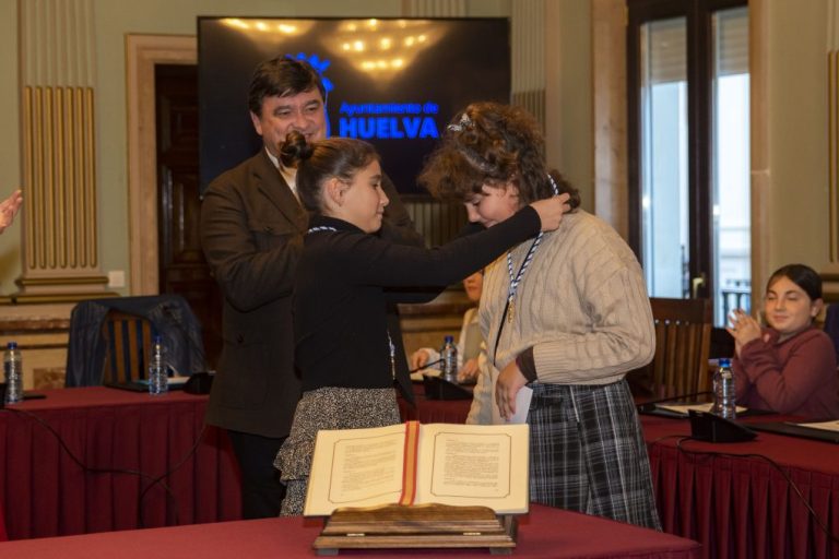 Noa Fernández, la nueva alcaldesa infantil, toma posesión de su cargo en el Ayuntamiento de Huelva