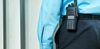 Un expolicía local agrede en Valverde a un vigilante de seguridad tras intentar acceder sin cita al CAISS