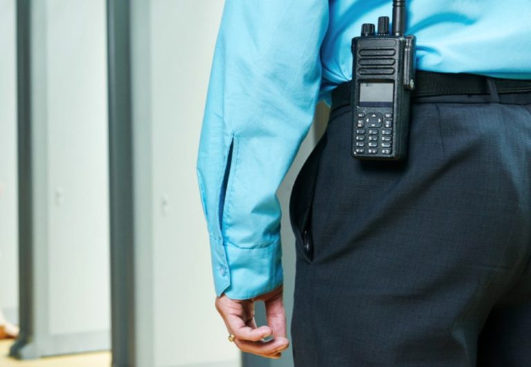 Un expolicía local agrede en Valverde a un vigilante de seguridad tras intentar acceder sin cita al CAISS