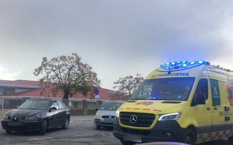 Un hombre apuñala a una mujer con un cúter en la puerta de un colegio de Cartaya