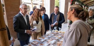 La XIII Muestra de dulces navideños lleva a la Gran Vía la mejor repostería tradicional de la provincia de Huelva