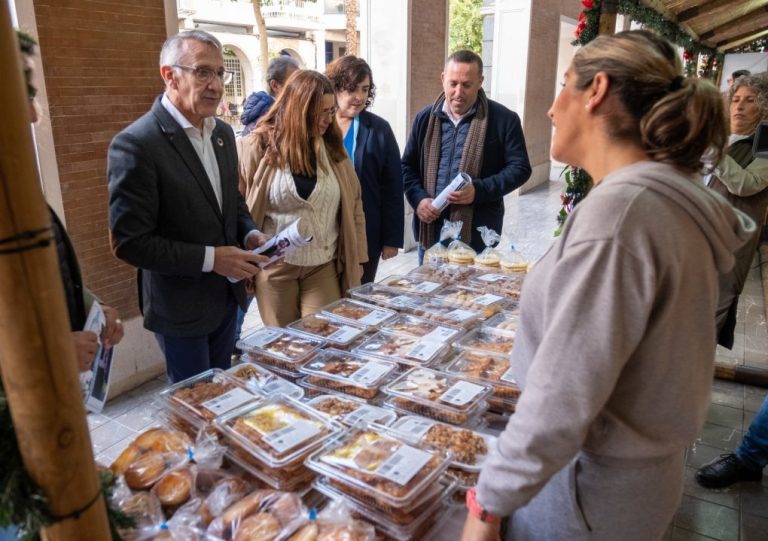 La XIII Muestra de dulces navideños lleva a la Gran Vía la mejor repostería tradicional de la provincia de Huelva