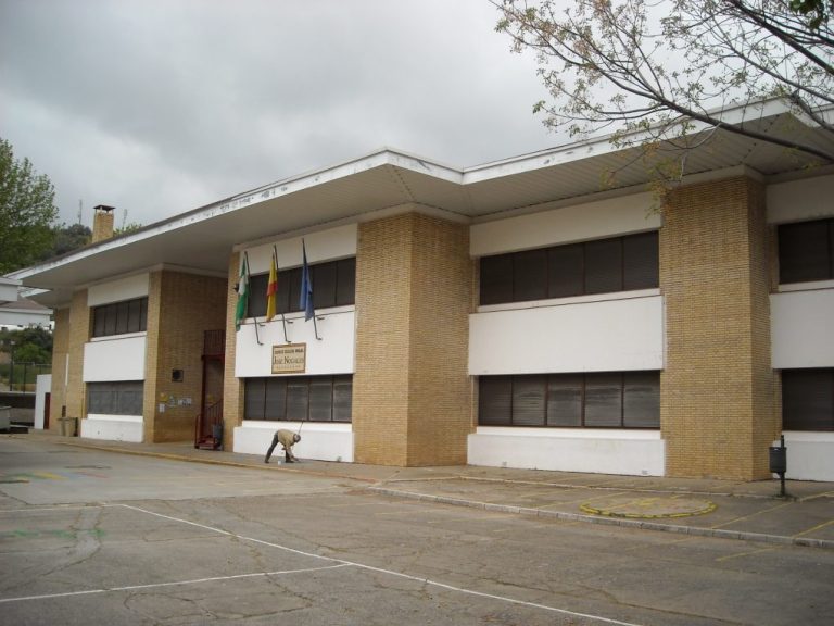 Desalojan un colegio en Aracena por entrada de agua en las clases pasillos y escalera