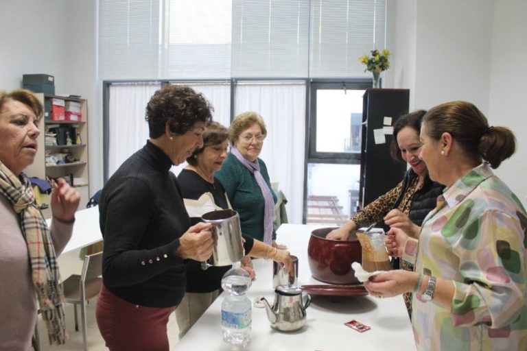 Las Amas de Casa de Cartaya celebran su tradicional merienda navideña