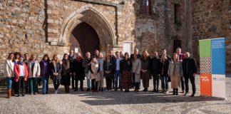 La presidenta de la Diputación presenta en Aroche el proyecto Repobla-Hubs para luchar contra la despoblación