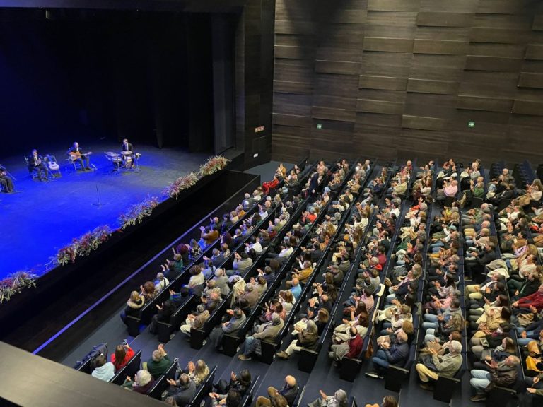 Manuel Lombo entusiasma al público de Ayamonte con sus ‘Cantes de diciembre’