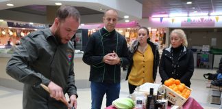 El mercado de Cartaya acoge un show cooking de Ángel Rivas para dinamizar el comercio