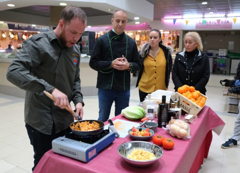 El mercado de Cartaya acoge un show cooking de Ángel Rivas para dinamizar el comercio