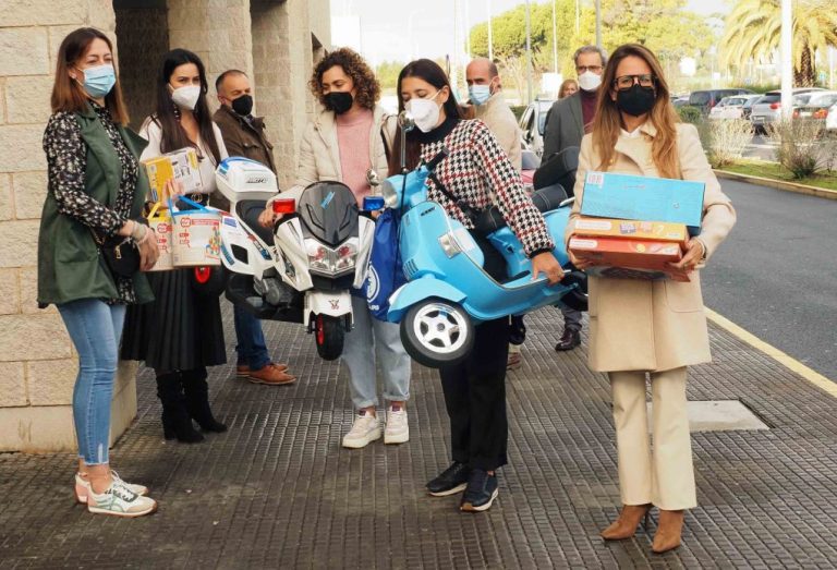 La Hermandad del Lunes Santo de Ayamonte entrega juguetes a los menores de la Planta de Oncología del Juan Ramón Jiménez