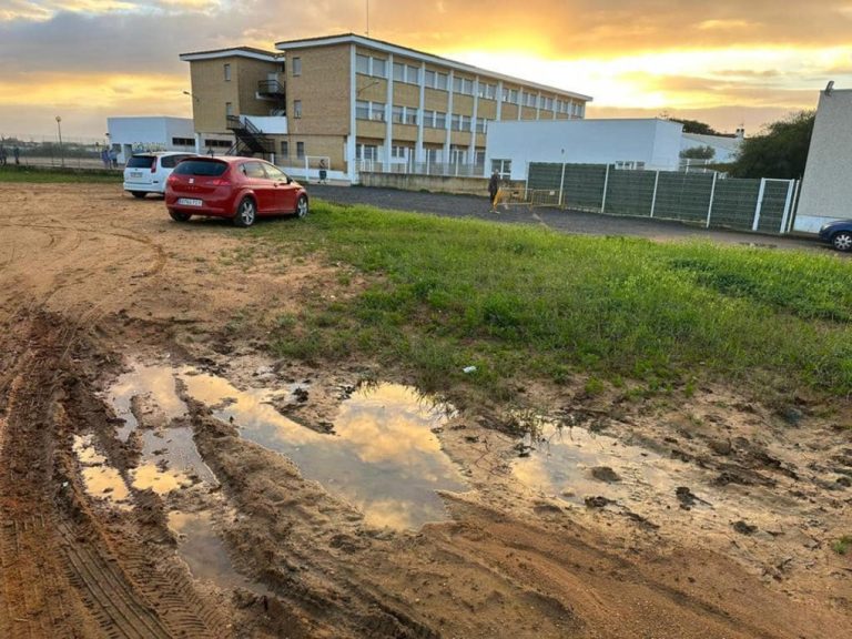 Lamentan que menores de un colegio de Lepe tengan que atravesar un «lodazal» para acceder al centro tras los días de lluvia