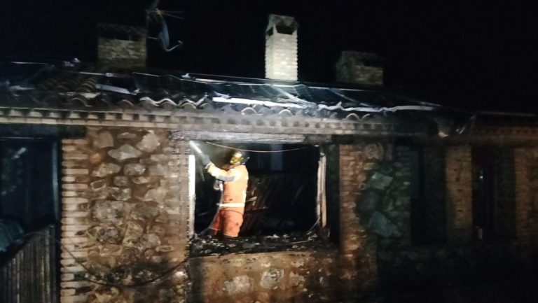 Un incendio arrasa un restaurante y un coche en Cortegana