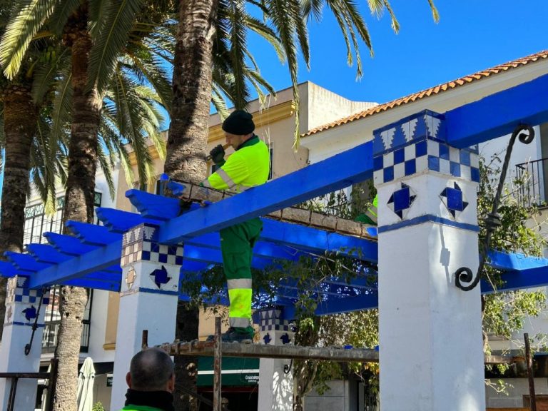 Ayamonte acomete reparaciones en las pérgolas de la Plaza de La Laguna
