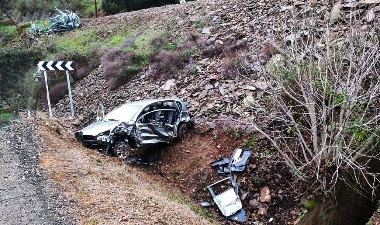 Excarcelan a una mujer atrapada en un vehículo tras caer por un talud en Cumbres de San Bartolomé
