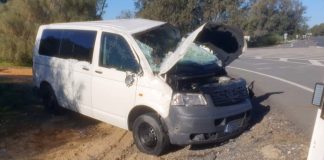 Evacúan a un hombre al hospital tras salirse de la vía la furgoneta cámper que conducía en Palos de la Frontera