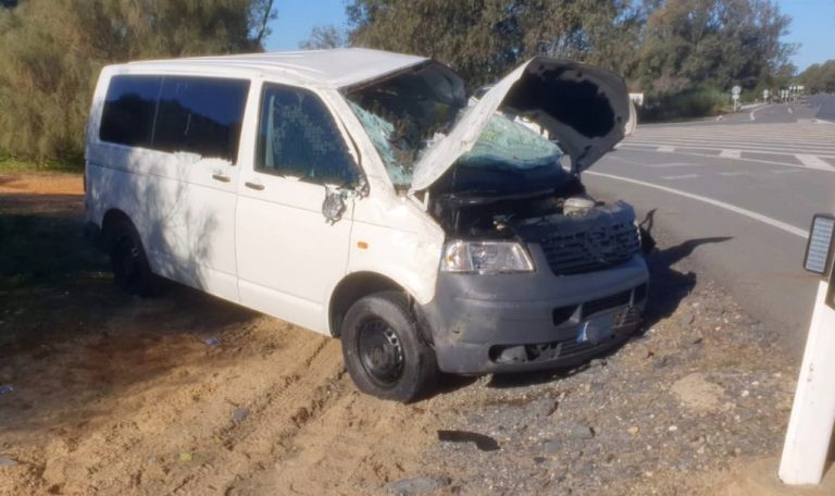 Evacúan a un hombre al hospital tras salirse de la vía la furgoneta cámper que conducía en Palos de la Frontera