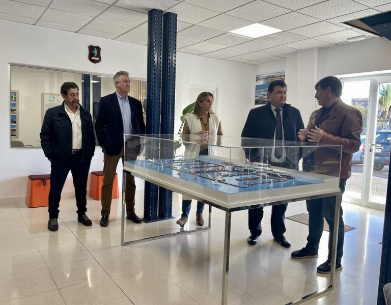 El alcalde de Huelva visita las obras de La Marina del Muelle de Levante, «un revulsivo turístico para la ciudad»