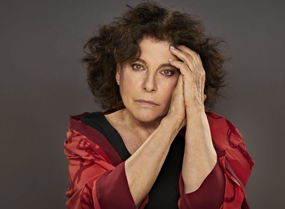 Charo López cuelga el cartel de ‘no hay billetes’ en Las Tardes del Foro