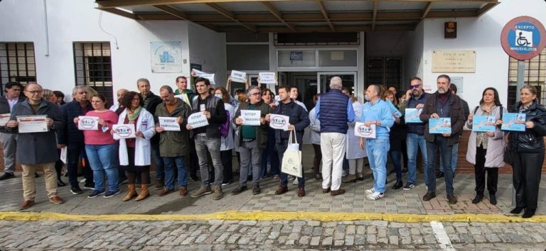 Evacuada a un hospital de Huelva una trabajadora del centro de salud de El Torrejón tras ser agredida por un usuario