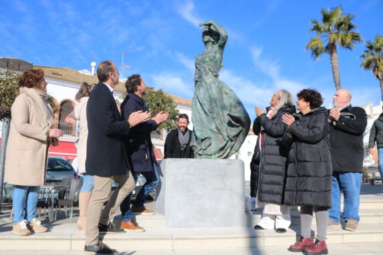 El Rompido dedica una escultura a la ‘Mujer Marinera’