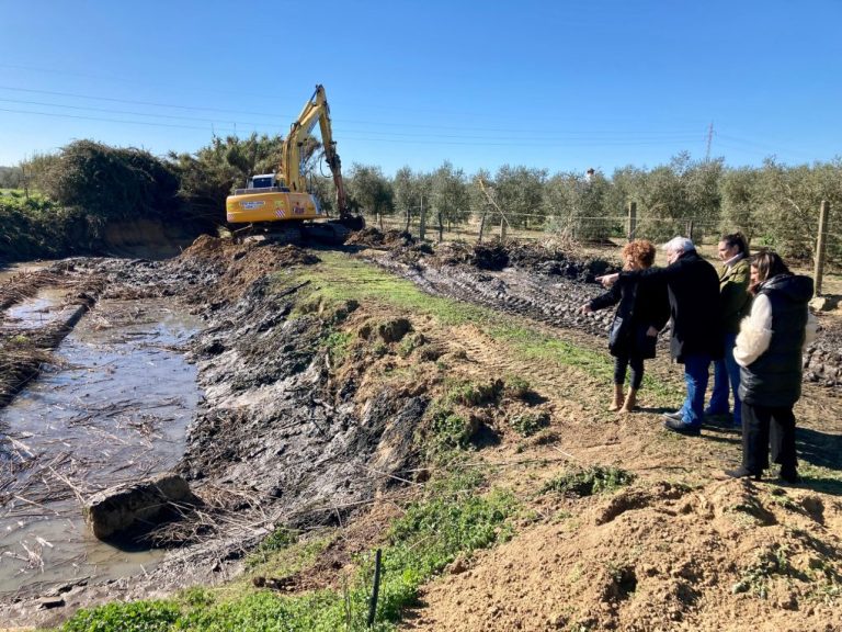 Limón visita obras de los planes de Caminos, Senderos e Infraestructuras en Escacena y Manzanilla