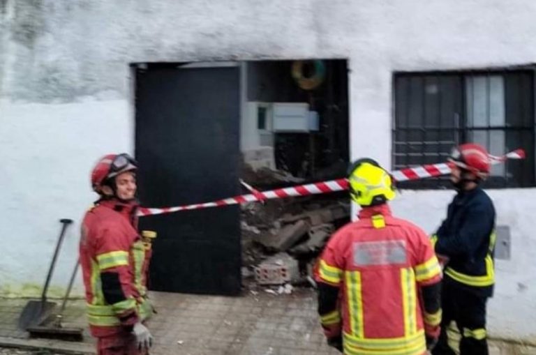 <strong>Una persona resulta herida grave tras caerle encima parte de la azotea de un garaje en Aracena</strong>