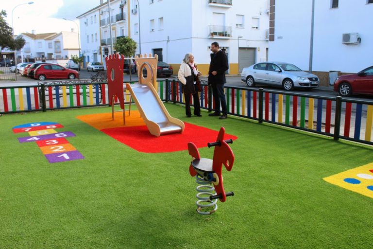Cartaya arregla el parque de la calle Noria y lo dota de nuevo pavimento y juegos