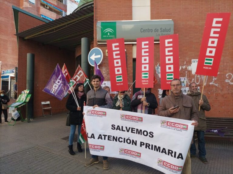 <strong>Concentración en el Centro de Salud Los Rosales de Huelva para exigir a la Junta una apuesta clara por la Atención Primaria</strong>