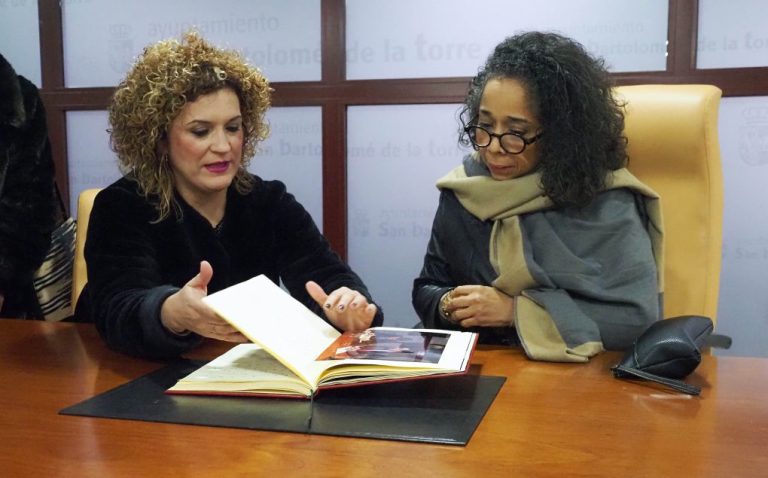 La presidenta de la Diputación de Huelva aborda asuntos relacionados con la inmigración con la embajadora de EEUU