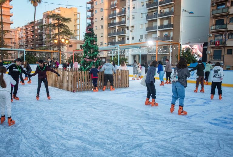 <strong>La pista de hielo de la plaza del Antiguo Estadio Colombino seguirá abierta hasta el 28 de enero</strong>