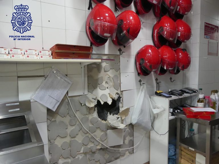 <strong>Tres detenidos por el intento de robo en un Telepizza de Huelva mediante un butrón en la pared</strong>