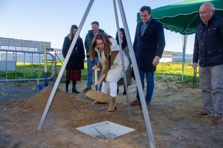 Arrancan las obras de urbanización de la calle Fontaneros en el polígono El Lirio de Bollullos