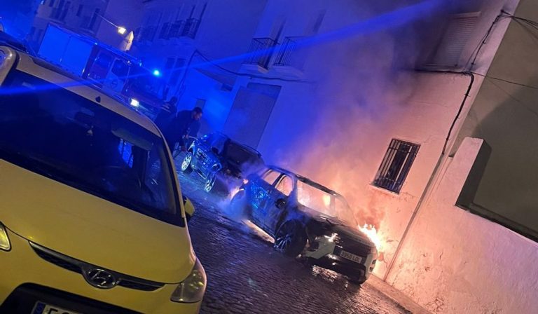 Susto en Cartaya por «fuertes explosiones» provenientes de dos coches ardiendo en plena madrugada