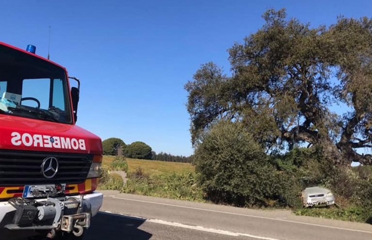 Un hombre de 27 años herido tras salirse de la carretera con un turismo en Almonte