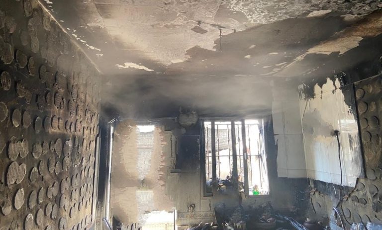 Un fuego calcina una casa en palos de la Frontera