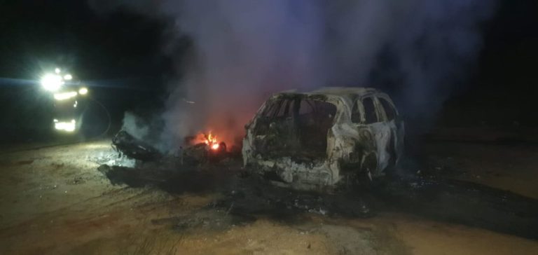 Susto en Lepe tras el incendio de varios vehículos en un camino