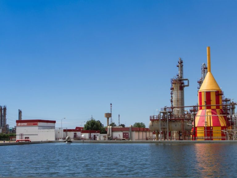 <strong>La picadura de una tubería provoca un derrame de fuel en la ría de Huelva</strong>