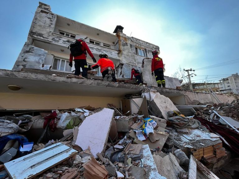 Bomberos onubenses rescatan a cinco personas con vida en las ciudades turcas de Hatai y Afad
