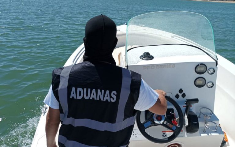 Cuatro detenidos tras interceptar un arrastrero con 5.400 kilos de hachís frente a las costas de Ayamonte
