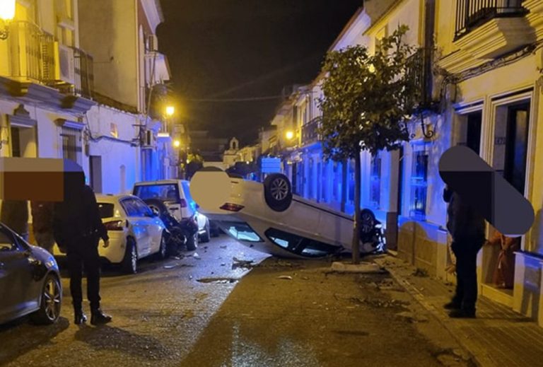 Un coche vuelca en Almonte y se lleva otros cuatro vehículos por delante
