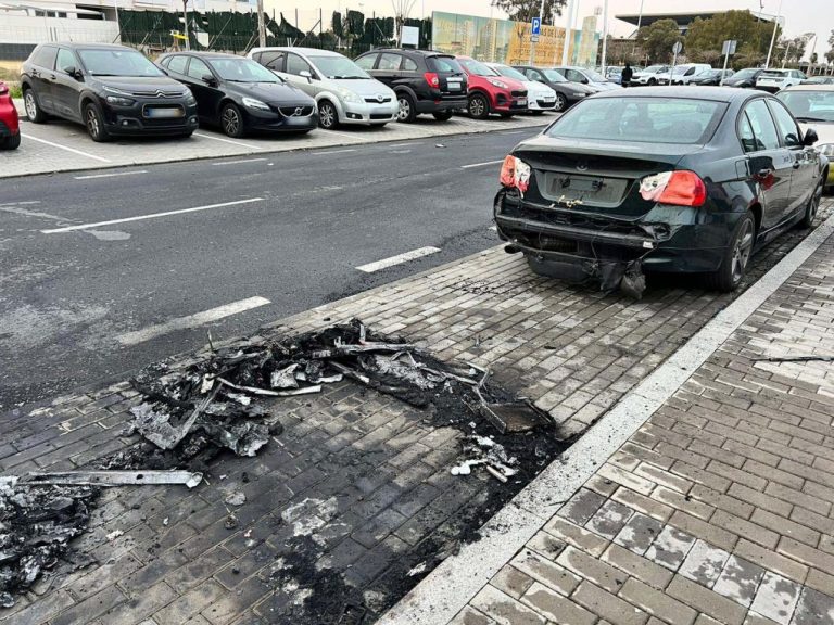 Alarma en Huelva por las explosiones de tres vehículos en llamas de madrugada