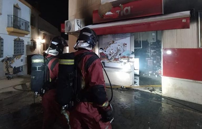 Un incendio calcina parte de un supermercado en Lucena