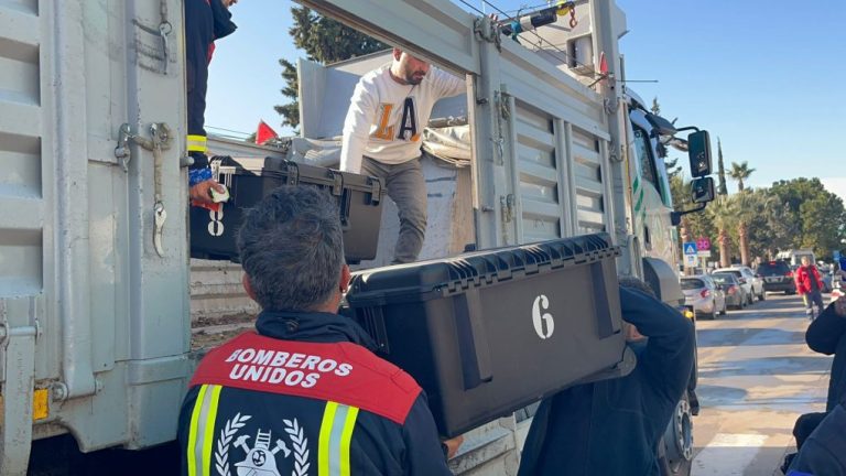 <strong>Los bomberos de Huelva llegan a Estambul y se desplazan al sur para actuar este mismo martes</strong>