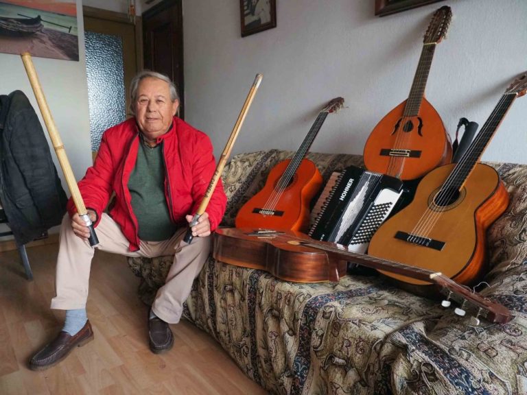 Un vecino de Cartaya con 80 años quiere ser influencer «para que no se pierda» su particular forma de tocar la caña