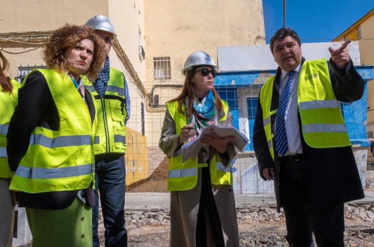 Mª Eugenia Limón y Gabriel Cruz visitan las obras en Pérez Cubillas de la Estrategia DUSI Rías de Huelva 2020