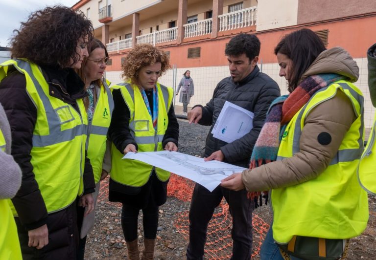 María Eugenia Limón visita las obras de la Estrategia DUSI en Gibraleón, iniciadas ya en un 90%